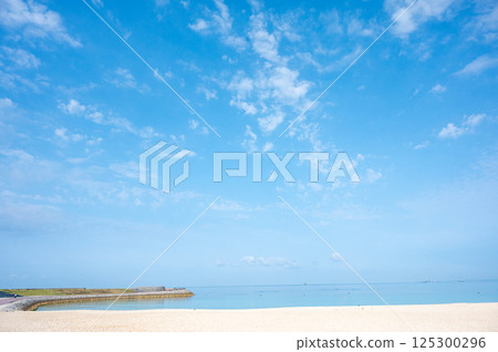 Seaside scenery that brings to mind the beginning of summer 125300296