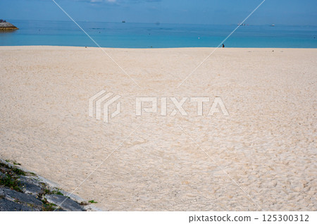 白色沙灘與藍海的對比 125300312