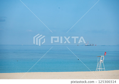 Seaside scenery that brings to mind the beginning of summer 125300314