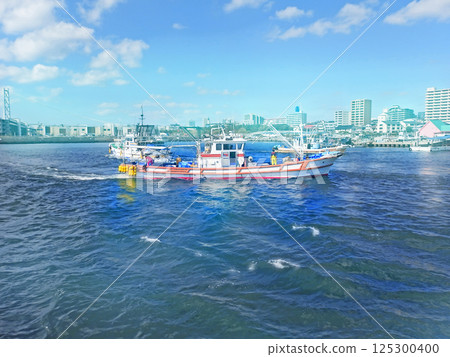 Scenery of a fishing port on a clear autumn day Fishing boats returning to port [horizontal composition] 125300400