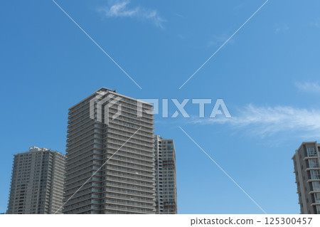 高層公寓在藍天閃耀 125300457