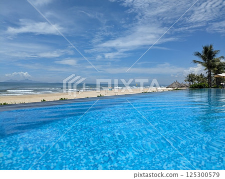 Resort pool on the beach in Da Nang, Vietnam 125300579
