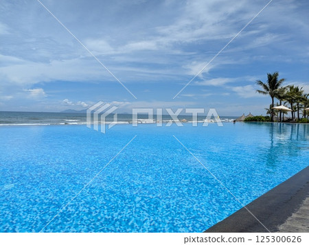 越南峴港海灘上的無邊際泳池 125300626