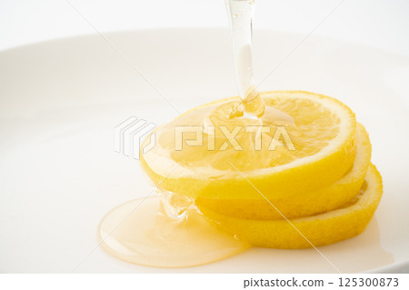 Close-up of lemon drizzled in honey Close-up of lemon drizzled in honey 125300873