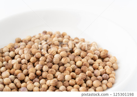 Close-up of whole coriander seeds 125301198