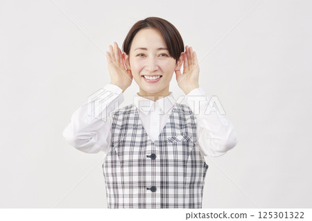 女性辦公室職員傾聽手勢白色背景 125301322