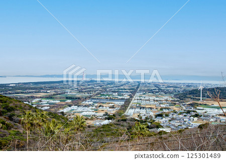 從伊良湖海洋度假村停車場（愛知縣田原市）看到的渥美半島的街道景觀 125301489