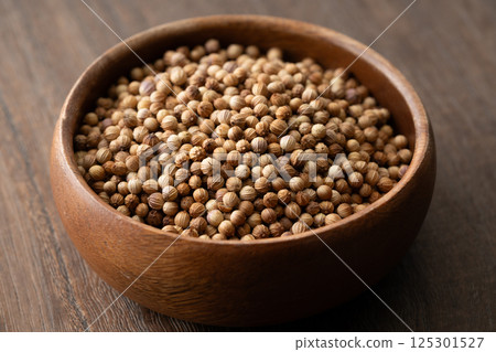 香菜籽(整粒)放入木製容器中 香菜籽(整粒)放入木製容器中 125301527
