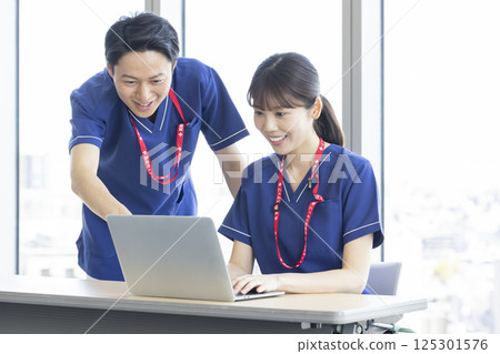 醫療：醫務人員在會議室開會。照片由東京電子專門學校電波學園提供。 125301576