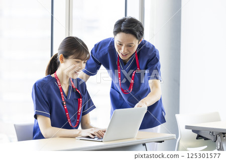 醫療：醫務人員在會議室開會。照片由東京電子專門學校電波學園提供。 125301577