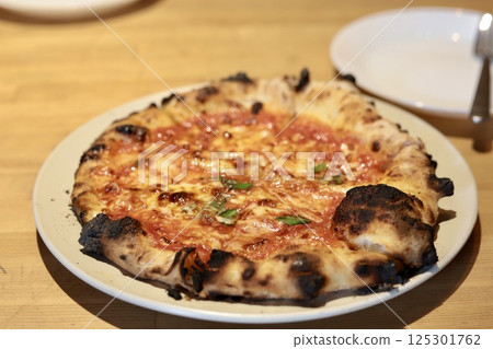 新鮮出爐的瑪格麗特披薩和一份配菜 125301762