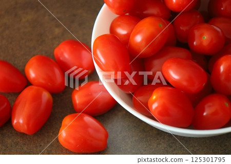 fresh red cherry tomatoes close up 125301795