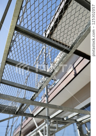 一棟舊獨立式住宅的楔形鷹架施工現場 一棟舊獨立式住宅的楔形鷹架施工現場 125302057