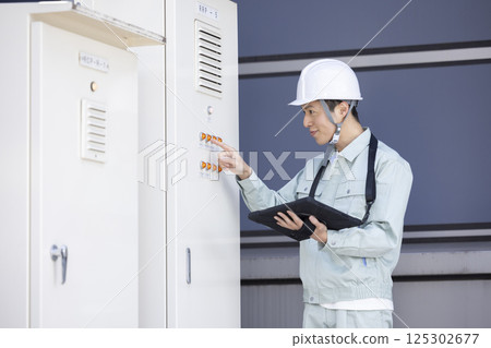 建築維護:一名男子正在檢查設備。照片由東京電子專門學校電波學園提供。 建築維護:一名男子正在檢查設備。照片由東京電子專門學校電波學園提供。 125302677