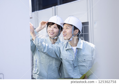 樓宇維護人員正在檢查設備。照片由東京電子專門學校電波學園提供。 樓宇維護人員正在檢查設備。照片由東京電子專門學校電波學園提供。 125302758