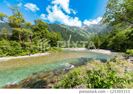 <長野縣>上高地的壯麗景色:從河童橋眺望穗高山脈和梓川 <長野縣>上高地的壯麗景色:從河童橋眺望穗高山脈和梓川 125303153