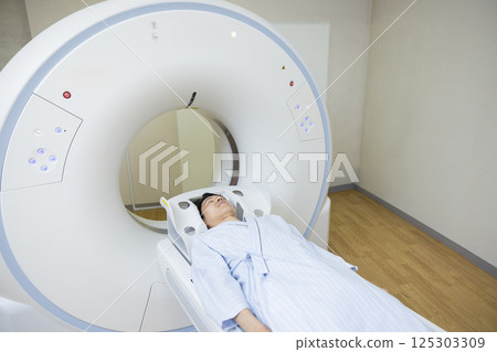 醫療：男子正在接受 CT 掃描。照片由東京電子專門學校電波學園提供。 125303309