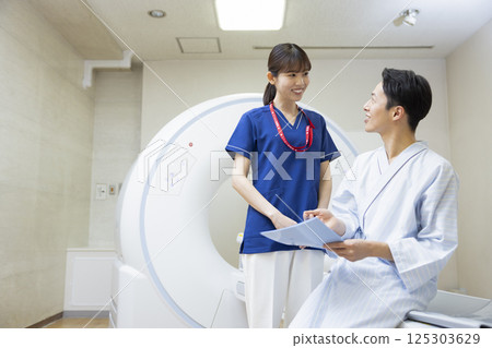 一名男子正在接受放射科醫生的 CT 掃描。照片由東京電子專門學校電波學園提供。 125303629