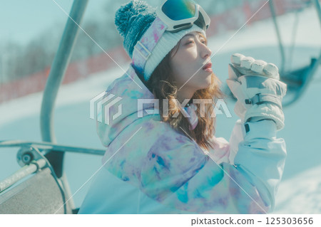 snowboarder, snowboard, snowboarding 125303656