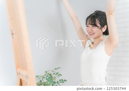 成功節食減肥的微笑亞裔女性 125303744