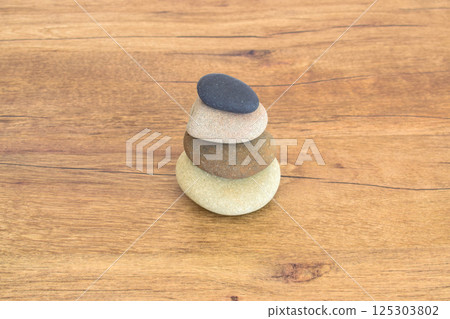 堆疊的鵝卵石（背景材料） 125303802
