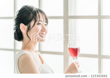 在家喝紅色飲料的亞洲女性(紅酒、針葉櫻桃、石榴、紫蘇、多酚、單寧) 在家喝紅色飲料的亞洲女性(紅酒、針葉櫻桃、石榴、紫蘇、多酚、單寧) 125303842