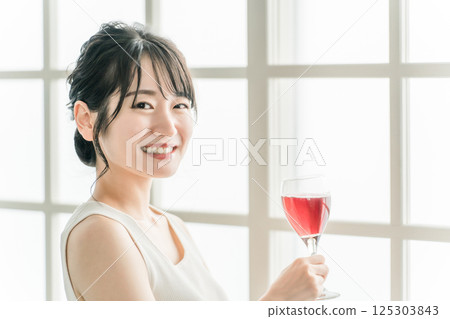 Asian women who drink red drinks at home (red wine, acerola, pomegranate, perilla, polyphenols, tannins) 125303843