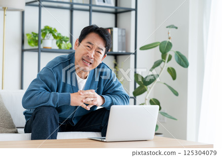 中間人在客廳使用電腦 中間人在客廳使用電腦 125304079