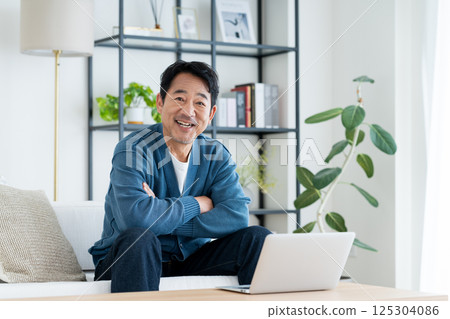 中間人在客廳使用電腦 125304086