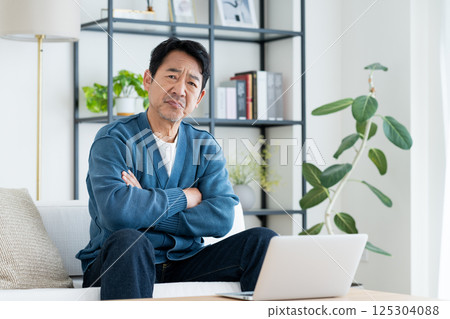 中間人在客廳使用電腦 125304088