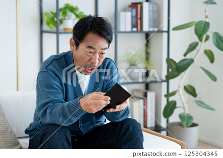 中年男子錢包有問題 125304345