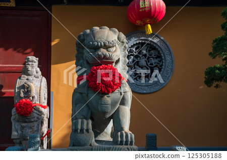 Chinese Imperial guardian lion at Longhua temple in Shanghai 125305188