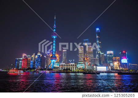 Shanghai skyline at the Bund with Oriental Pearl Tower view, China Shanghai skyline at the Bund with Oriental Pearl Tower view, China 125305203