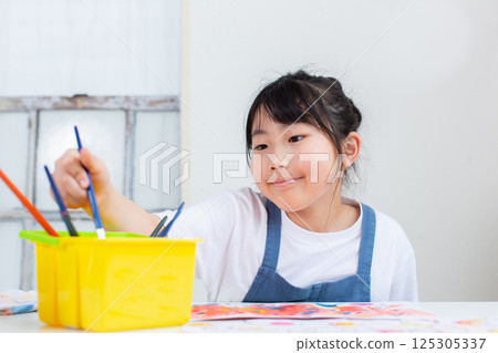 Art class students 125305337