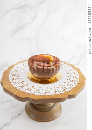 巧克力甜甜圈和白盤子 125305354