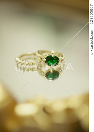 盒子裡的蛋白石飾物 125305997