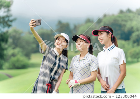 打高爾夫球的女人在高爾夫球場上高爾夫球課 125306044