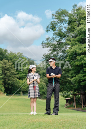 Men and women of golfers at the golf course (golf classroom, coach, couple, couple) 125306261