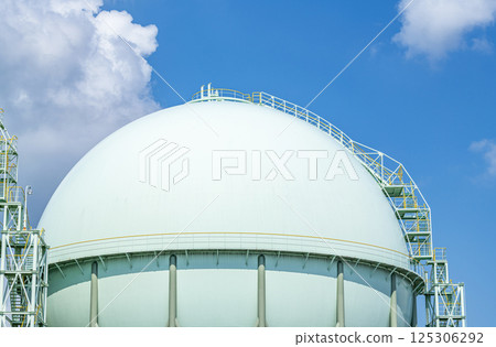 藍天和瓦斯罐（能量圖像） 125306292