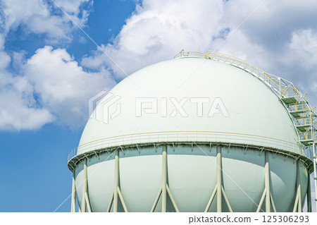 Blue sky and gas tank (energy image) 125306293