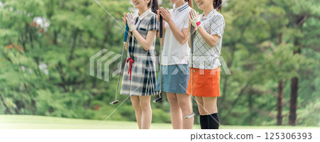 Golfer woman cheering at the golf course (applause) Golfer woman cheering at the golf course (applause) 125306393