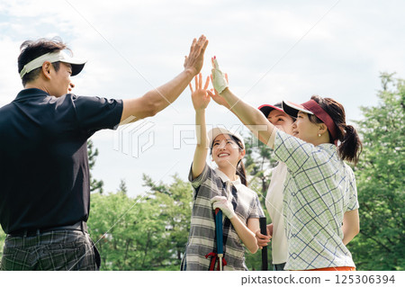 高爾夫球場上的男女高爾夫球友給予高五分 125306394