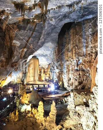 越南:天堂洞的巨型鐘乳石和旅遊通道 越南:天堂洞的巨型鐘乳石和旅遊通道 125306501