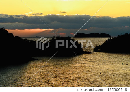 Cape Yuhigashi covered in a curtain of winter evening light 125306548