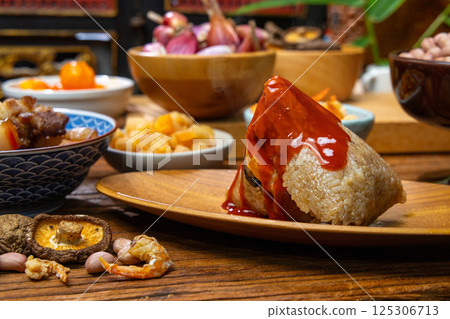 香氣四溢的糯米粽子淋上甜辣椒醬 125306713