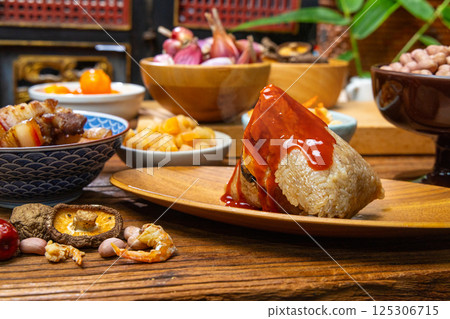 香氣四溢的糯米粽子淋上甜辣椒醬 125306715