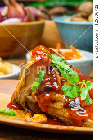 香氣四溢的糯米粽子淋上甜辣椒醬 香氣四溢的糯米粽子淋上甜辣椒醬 125306722