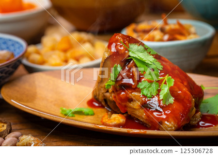 香氣四溢的糯米粽子淋上甜辣椒醬 125306728