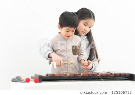 姊姊教弟弟彈木琴 125306752