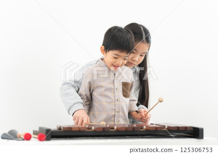 姊姊教弟弟彈木琴 125306753